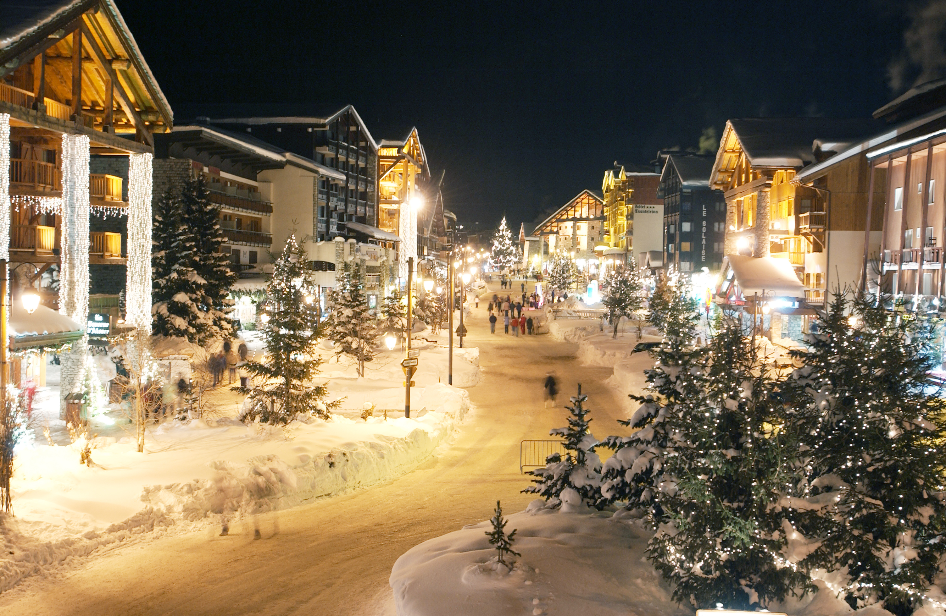 Европа ели. Валь д Изер. Val d Isere Франция. Val d’Isère курорт. Швейцария Альпы Рождество.